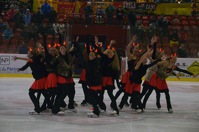 Přestávkový program zápasu Jihlavy s Kladnem zpestřily krasobruslařky v čertovských kostýmech.