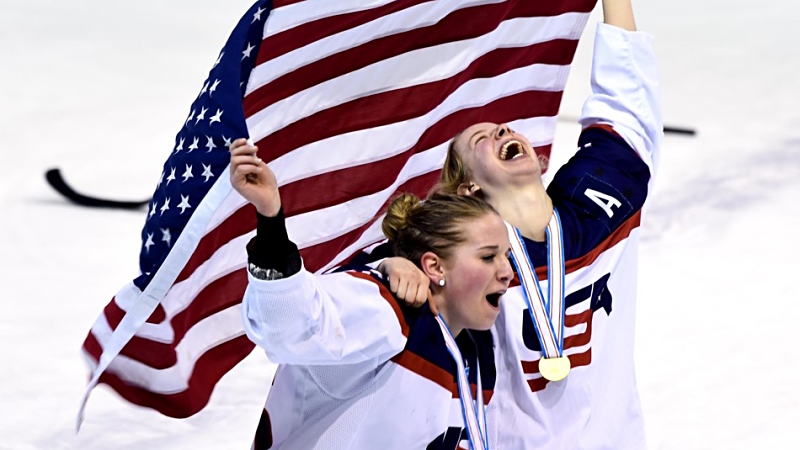 Američanky momentálně kralují ženskému hokeji. A-tým i výběr do osmnácti let vyhrály tři poslední mistrovství světa