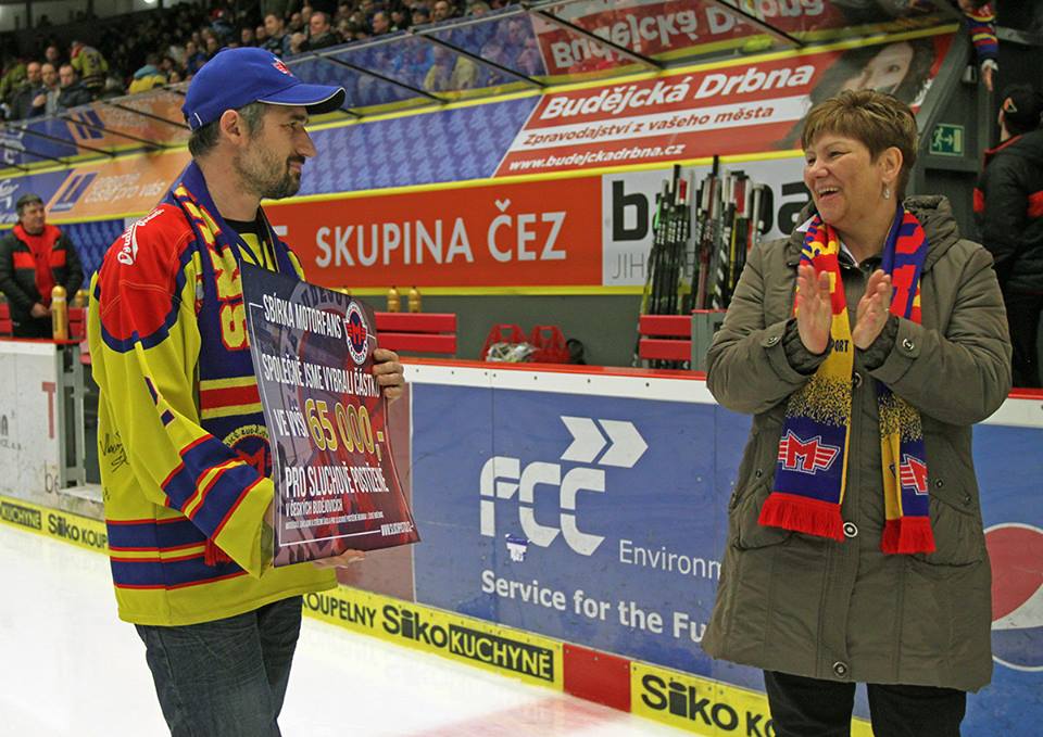 Známý fanoušek Motoru Pavel "Pajky" Vágner předává šek na 65 tisíc korun, které pomohou sluchově postiženým..
