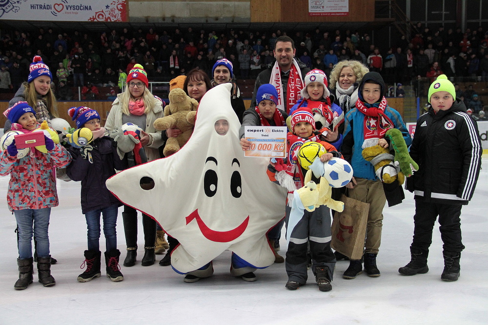 Je milou tradicí, že Horácká Slavia organizuje charitativní akci Dvakrát v roce Vánoce. Děti z dětského domova dostaly od fanoušků spoustu dárků.