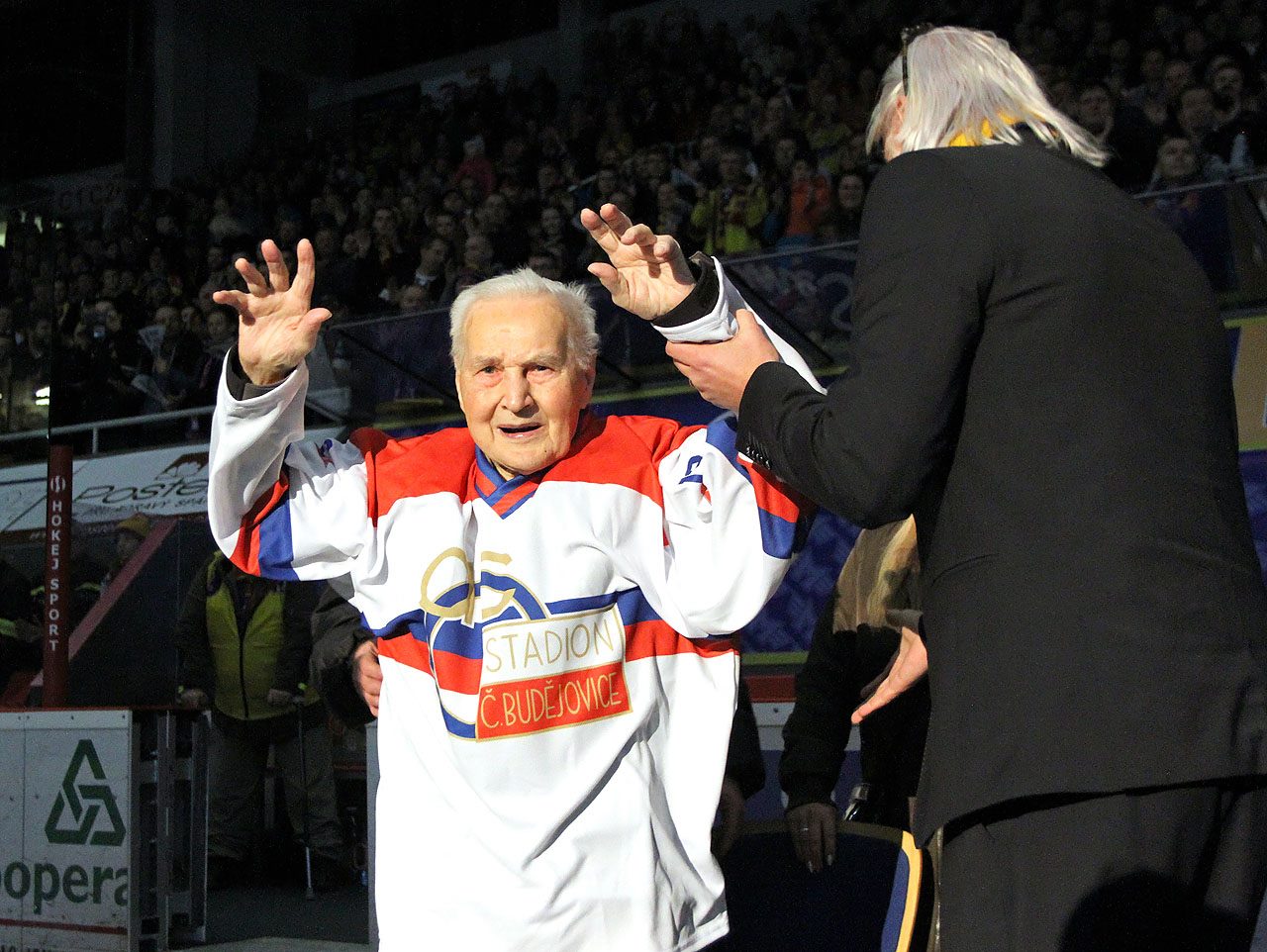 Před retro zápasem přišly na led klubové legendy. Například Václav Lenc (97 let) sklidil obrovský aplaus.