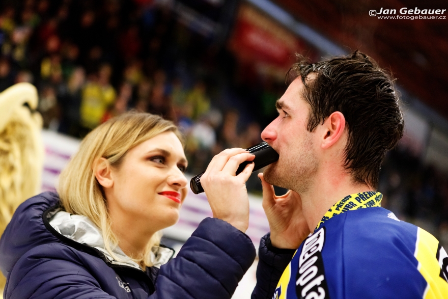 Martin Novotný se po derby s Prostějovem nechal oholit přímo na ledě, a symbolicky tak ukončil přerovský Movember 2017.