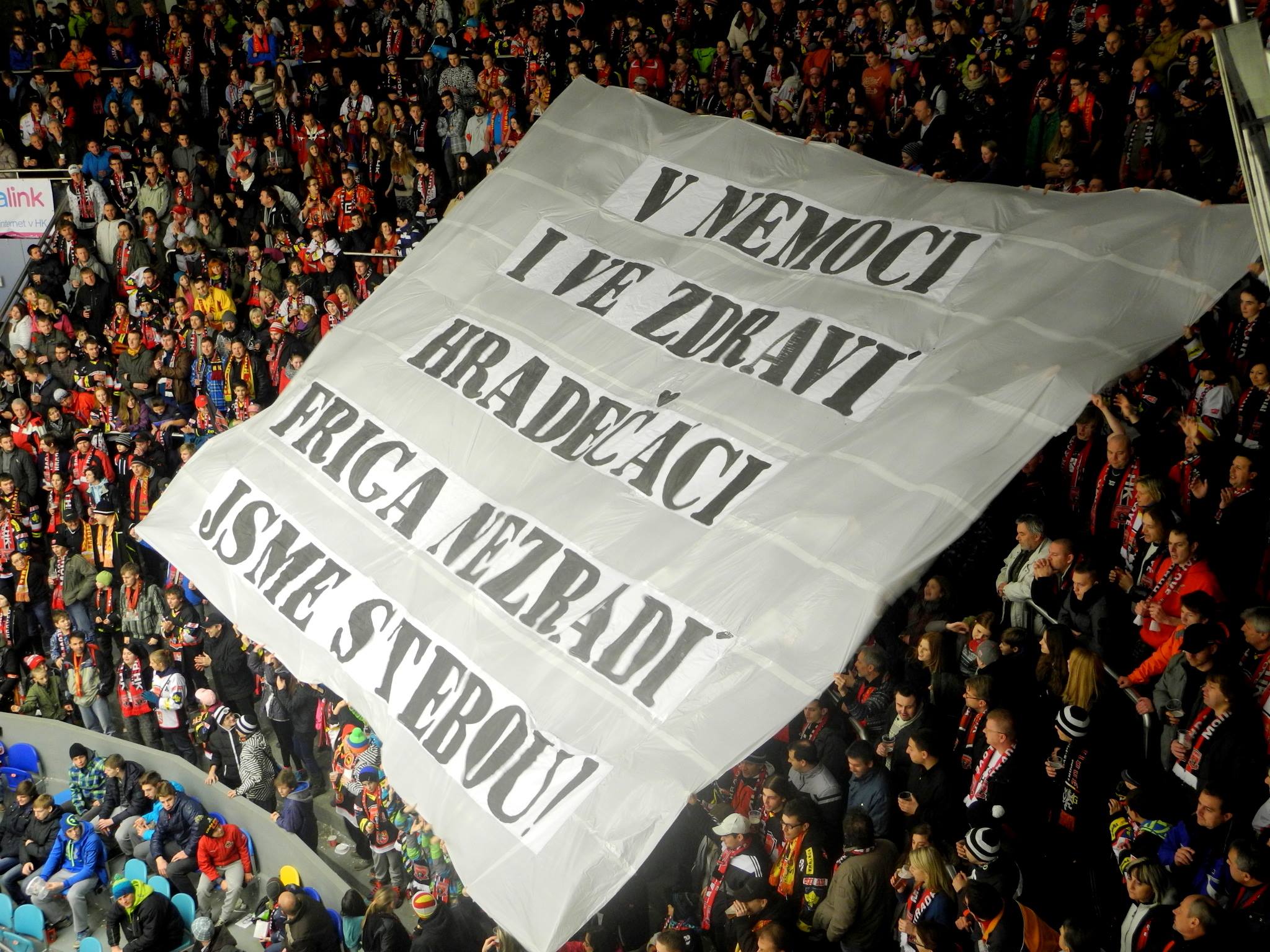 Pět dní po operaci už Peter Frühauf nechyběl na stadionu. Takový transparent mu nachystali fanoušci