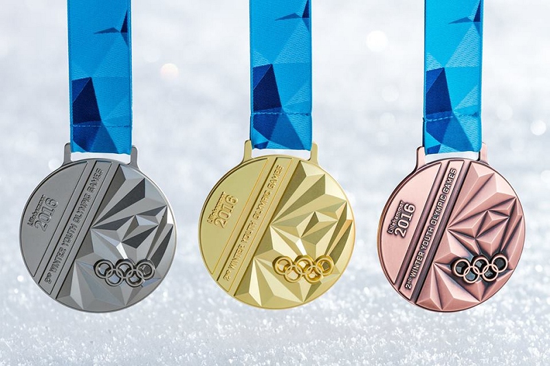 Krásné medaile pro nejlepší sportovce na Olympijských hrách mládeže v Lillehammeru. Vyjde jedna sada na české hokejistky?