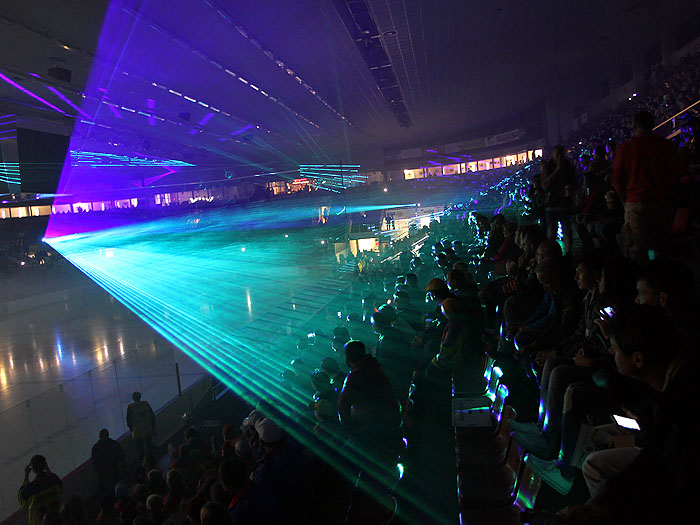 Prvnímu utkání sezony v Budvar Aréně předcházela povedená laserová show. 