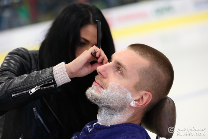 Tomáš Sýkora se loni nechal oholit před zápasem na ledě (byl na marodce), a zahájil tak Movember.