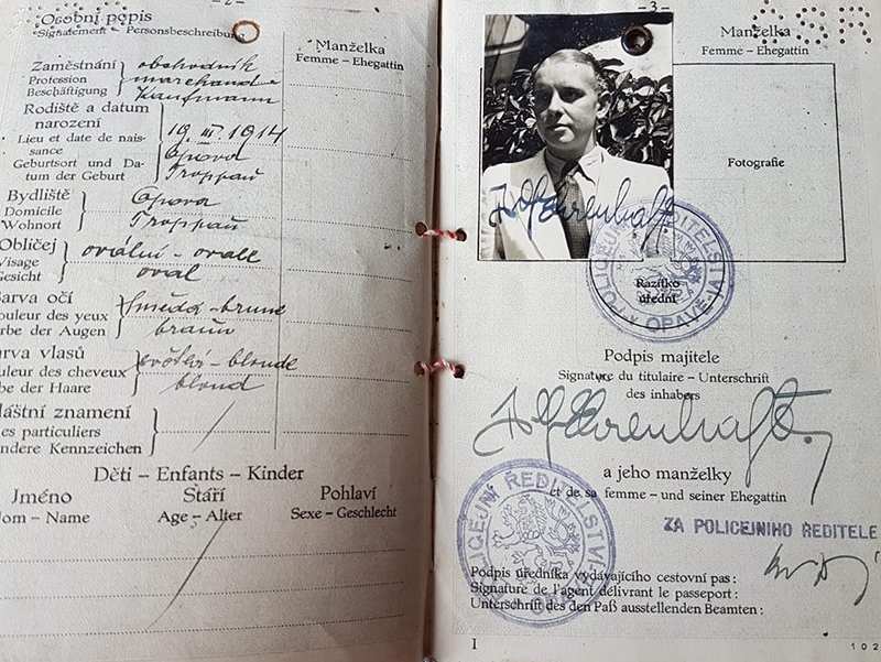 Cestovní pas Adolfa Ehrenhafta, tehdy ještě československého občana