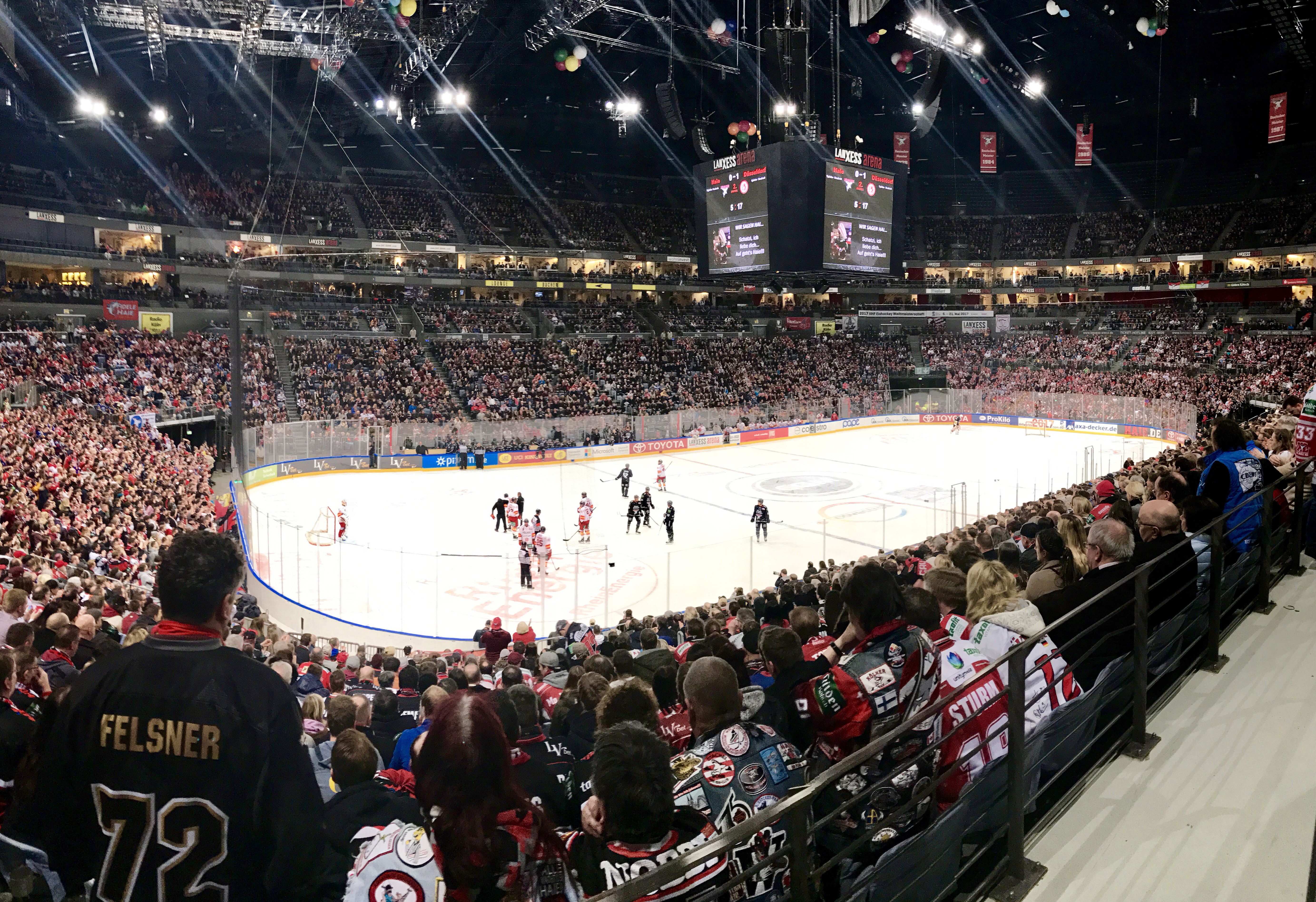 Porýnské derby mezi Kolínem a Düsseldorfem je hokejovým svátkem.