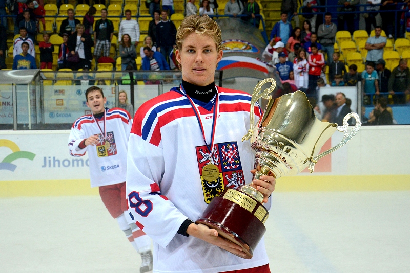 Daniel Bukač s pohárem pro vítěze Memoriálu Ivana Hlinky