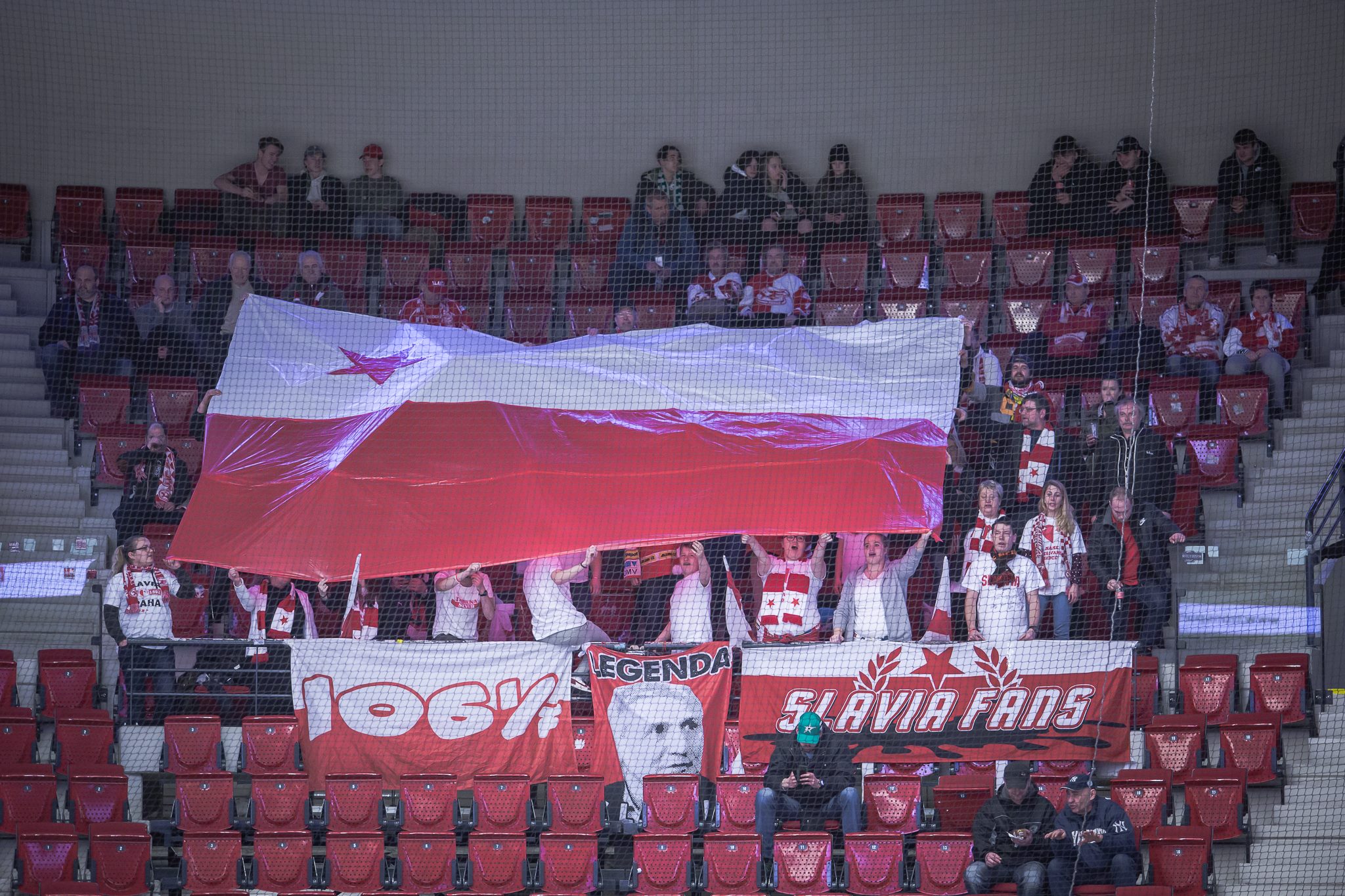 Slávističtí fanoušci v Karlových Varech.