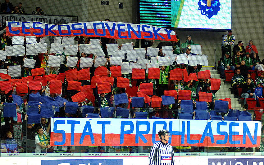 Karlovarští fanoušci v zápase s Benátkami.