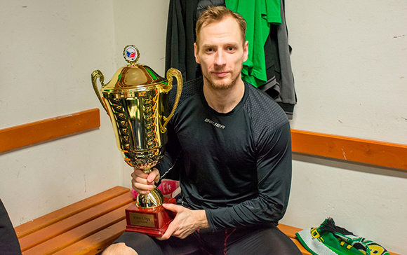 Tuominen s pohárem pro vítěze WSM Ligy za sezonu 2017/2018.