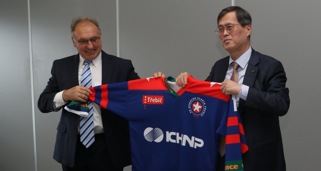 Šéf třebíčského klubu Karel Čapek a Jae-hoon Chung, zástupce společnosti KHNP.