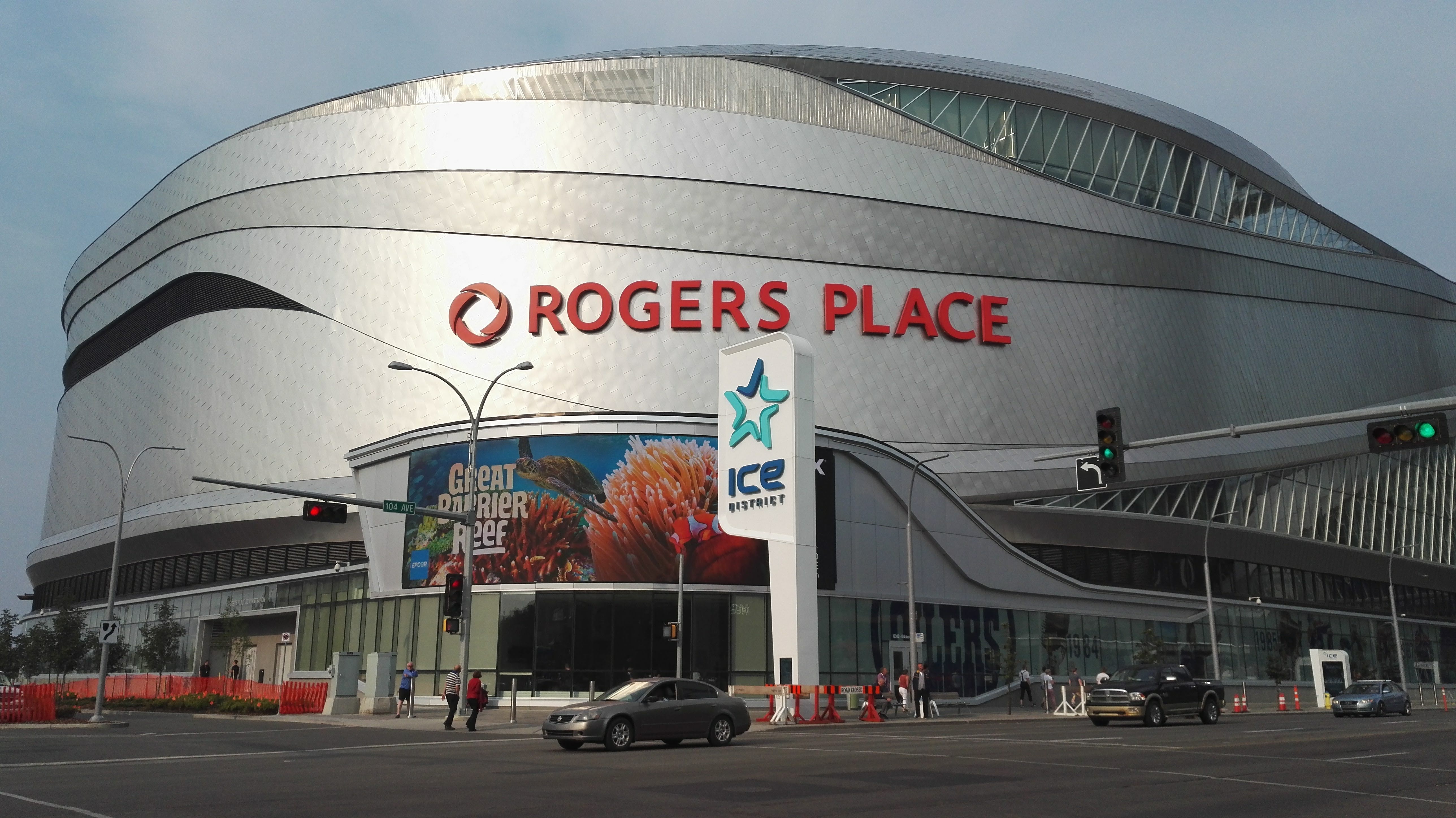 Rogers place se nachází v centru Edmontonu a je dominantou okolí