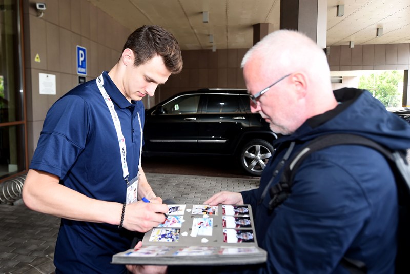 Dominik Kubalík před hotelem rozdával podpisy.