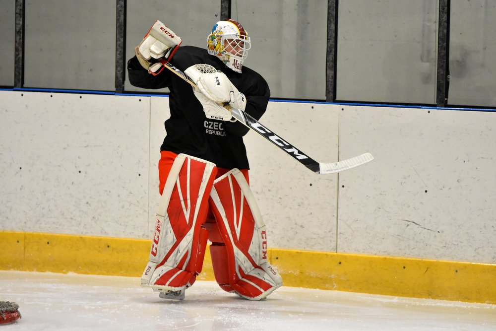 Filip Maláč cvičí rozehrávku hokejkou.