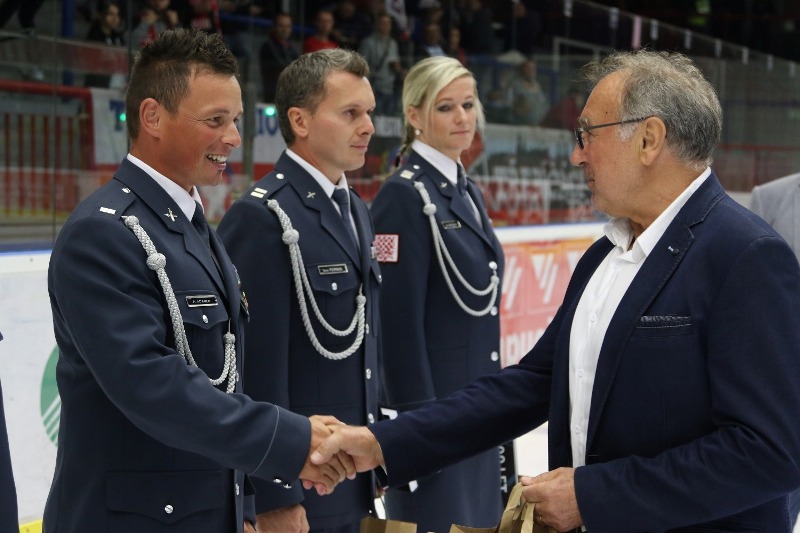 Šéf třebíčského hokeje Karel Čapek ocenil vojáky.