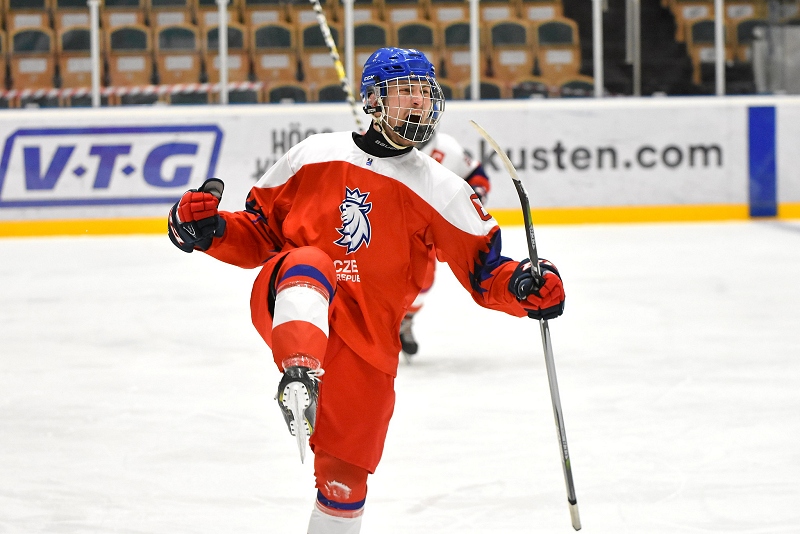 Obránce Jan Mlčák se může pochlubit bronzem z World U17 Hockey Challenge 2017. Na tomto snímku se raduje z branky, kterou na MS U18 2019 ve Švédsku vstřelil Bělorusku. 