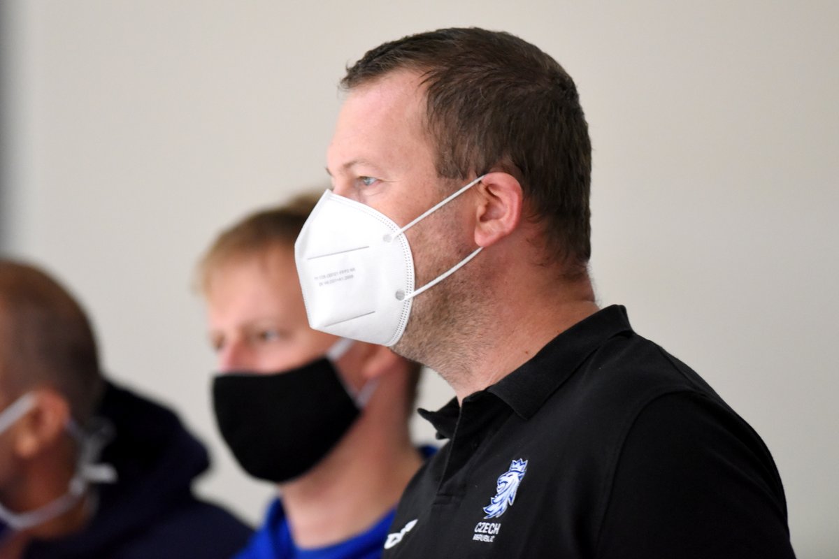 Členové realizačního týmu, v tomto případě manažer Petr Studnička, nosili mimo led respirátory.